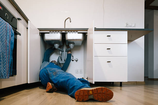 Professional Emergency Plumber technician working in Waynesboro, GA